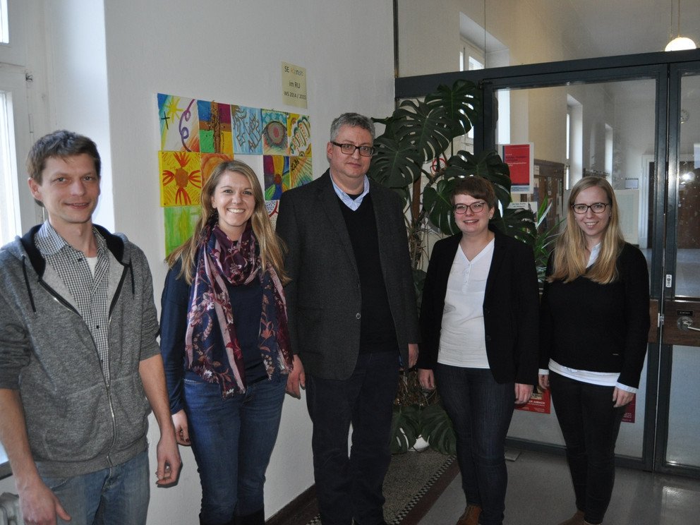 Zu sehen sind die aktuellen und ehemaligen Mitarbeitenden und der Projektleiter.