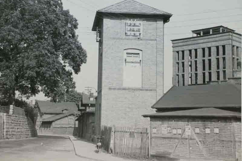 Transformatorhäuschen Innstraße mit Gebäuden des ehemaligen Schlachthofs im Hintergrund; Quelle: Stadtarchiv Passau, Fotosammlung