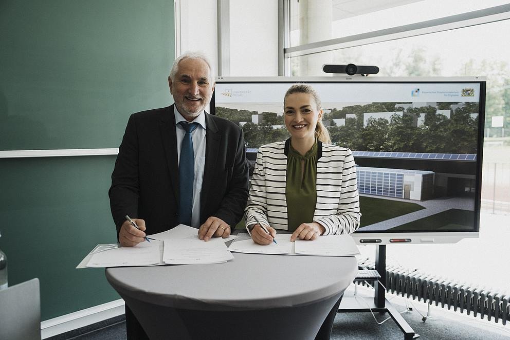 Unterzeichneten gemeinsam die Vereinbarung für das Modellprojekt „Bavarian Green Data Center“: Staatsministerin Judith Gerlach und Präsident Prof. Dr. Ulrich Bartosch. (Foto: Universität Passau)