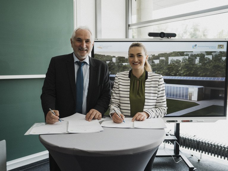 Unterzeichneten gemeinsam die Vereinbarung für das Modellprojekt „Bavarian Green Data Center“: Staatsministerin Judith Gerlach und Präsident Prof. Dr. Ulrich Bartosch. (Foto: Universität Passau)