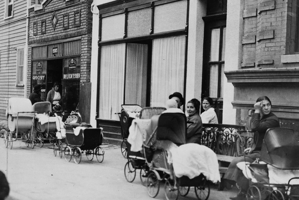 Frauen vor der ersten Klinik für Geburtenkontrolle, die die Krankenschwester Margaret Sanger 1916 im New Yorker Stadtteil Brooklyn eröffnete. Social Press Association, New York, via: Library of Congress