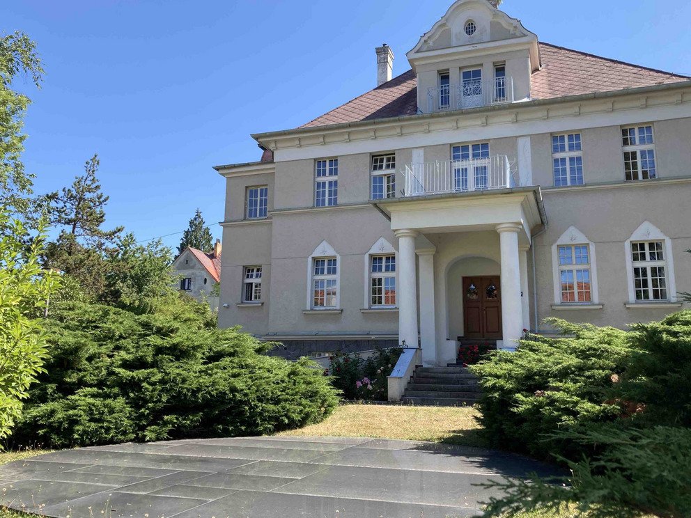 Fotografie pomn&iacute;ku a vily