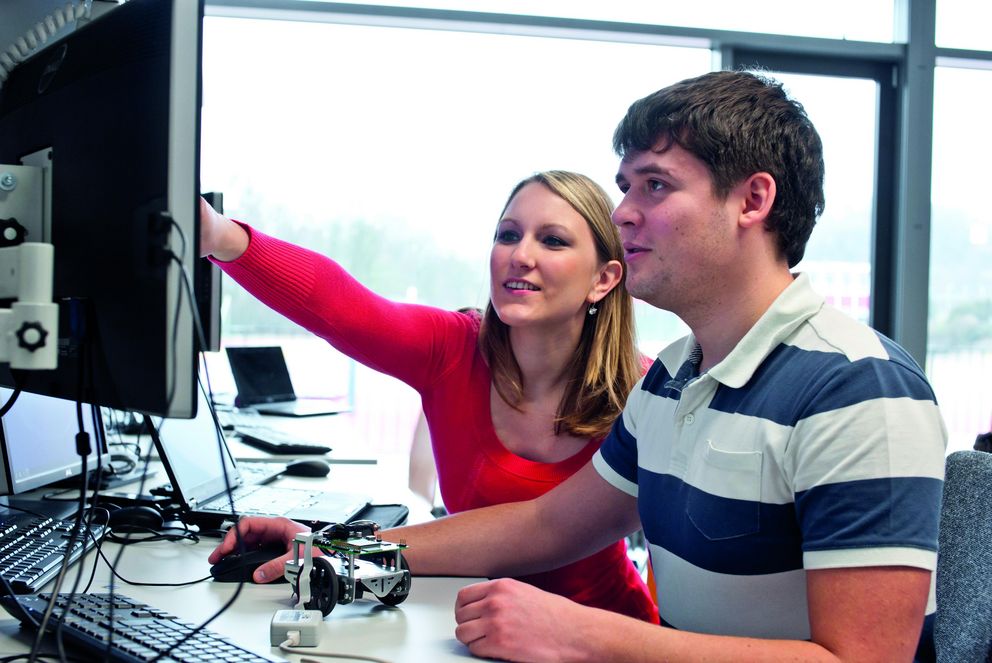 Zwei Studierende arbeiten gemeinsam an einem Computer