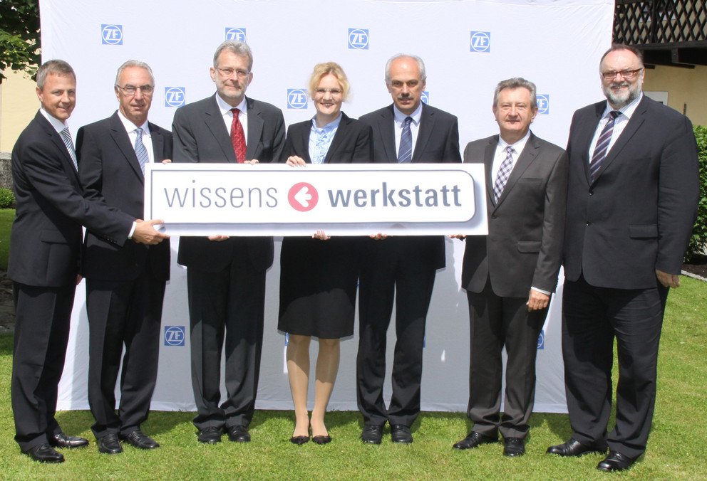 &bdquo;Heute ist ein guter Tag f&uuml;r die Kinder und Jugendlichen in unserer Region&ldquo;, freuten sich die Gr&uuml;ndungsmitglieder des Vereins &bdquo;wissenswerkstatt Passau&ldquo;. (V. r.) OB J&uuml;rgen Dupper, Landrat Franz Meyer, ZF Vorstand Wilhelm Rehm, Dr. Jutta Krogull, Gesch&auml;ftsf&uuml;hrerin der bayerischen Metall-und Elektro-Arbeitgeberverb&auml;nde bayme vbm Gesch&auml;ftsstelle Niederbayern, Prof. Dr. Burkhard Freitag, Pr&auml;sident der Universit&auml;t Passau,  sowie Dr. Manfred Schwab, ehemaliger Vorsitzender der Gesch&auml;ftsf&uuml;hrung der ZF in Passau und Gernot Hein, Leiter Marktentwicklung und Kommunikation bei ZF.
(Foto: ZF)
