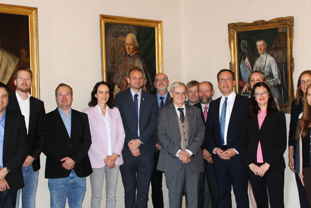 Bild 2: Die Delegationen im Austausch, darunter Prof. Dr. Tobias Kaiser (1. v.l), Vizepr&auml;sidentin Prof. Dr. Daniela Wawra (4. v.l.); Rektor Prof. RNDr. Jiř&iacute; Zima, CSc und Pr&auml;sident Prof. Dr. Jan Hendrik Schumann (beide Mitte vorne), Prof. Dr. Stefanie Scherzinger (2.v.r. hintere Reihe); Foto: Karlsuniversit&auml;t Prag.