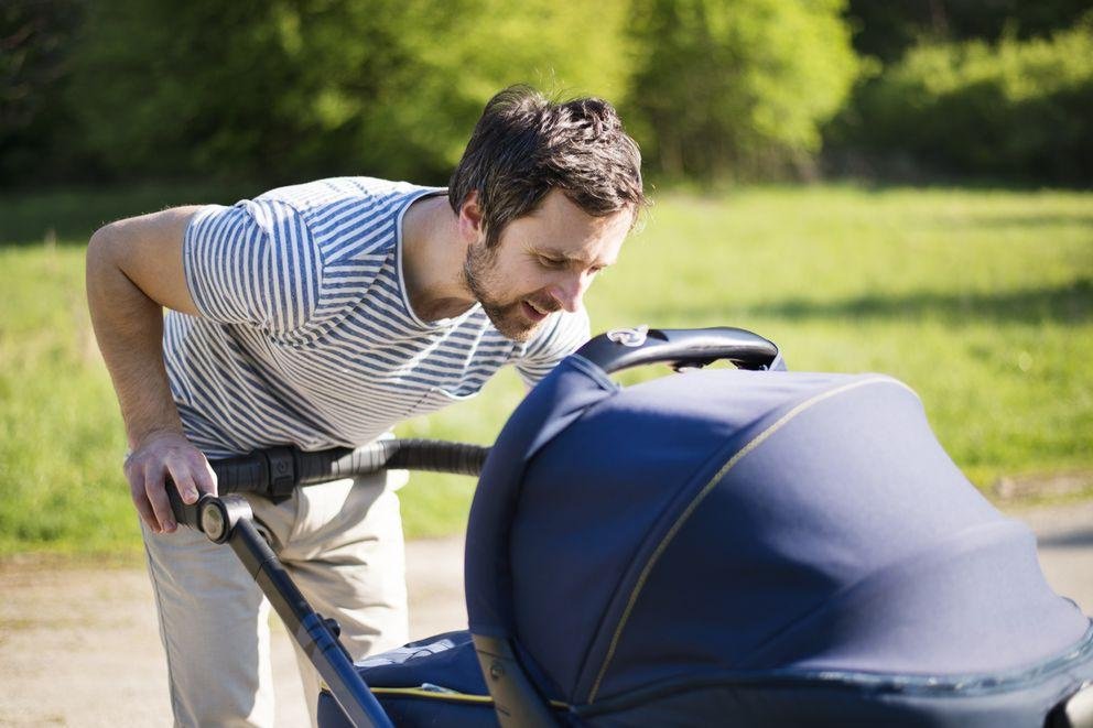 Erwachsene Person mit Kinderwagen Erwachsene Person mit Kinderwagen