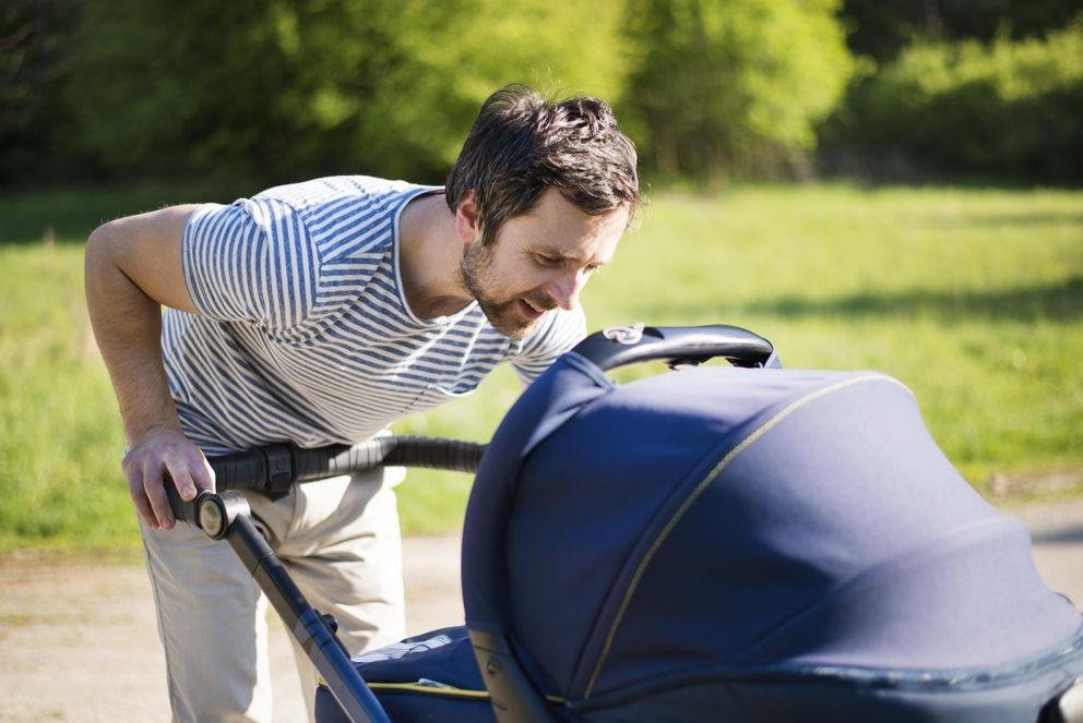Erwachsene Person mit Kinderwagen Erwachsene Person mit Kinderwagen