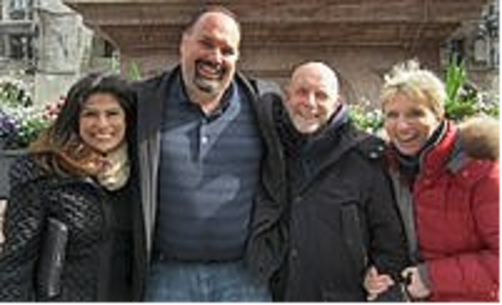 Das Glück in den Mienen: Udo Bassemir (2.von rechts) und sein Spender Juan C. Figueroa mit den Ehefrauen Christine (rechts) und Elizabeth (links) in München. (Foto: Kinast) Das Glück in den Mienen: Udo Bassemir (2.von rechts) und sein Spender Juan C. Figueroa mit den Ehefrauen Christine (rechts) und Elizabeth (links) in München. (Foto: Kinast)