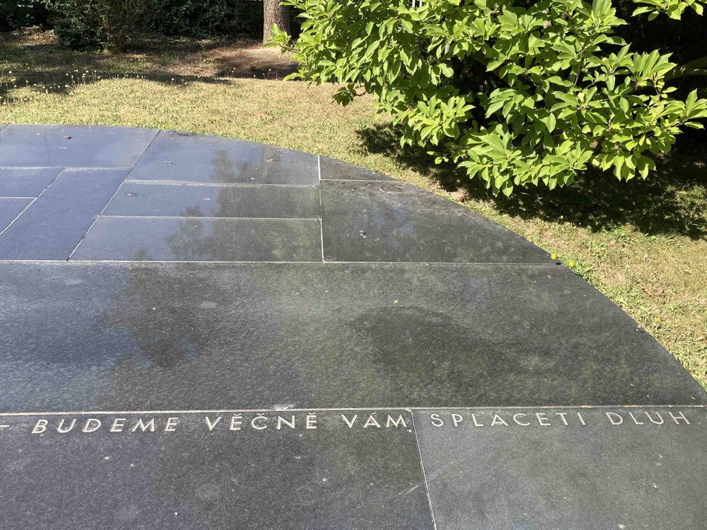 Fotografie pomn&iacute;ku a vily