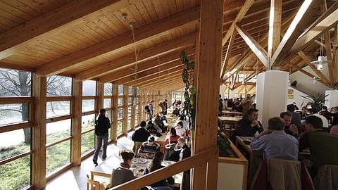 Speisesaal mit Blick auf den Inn