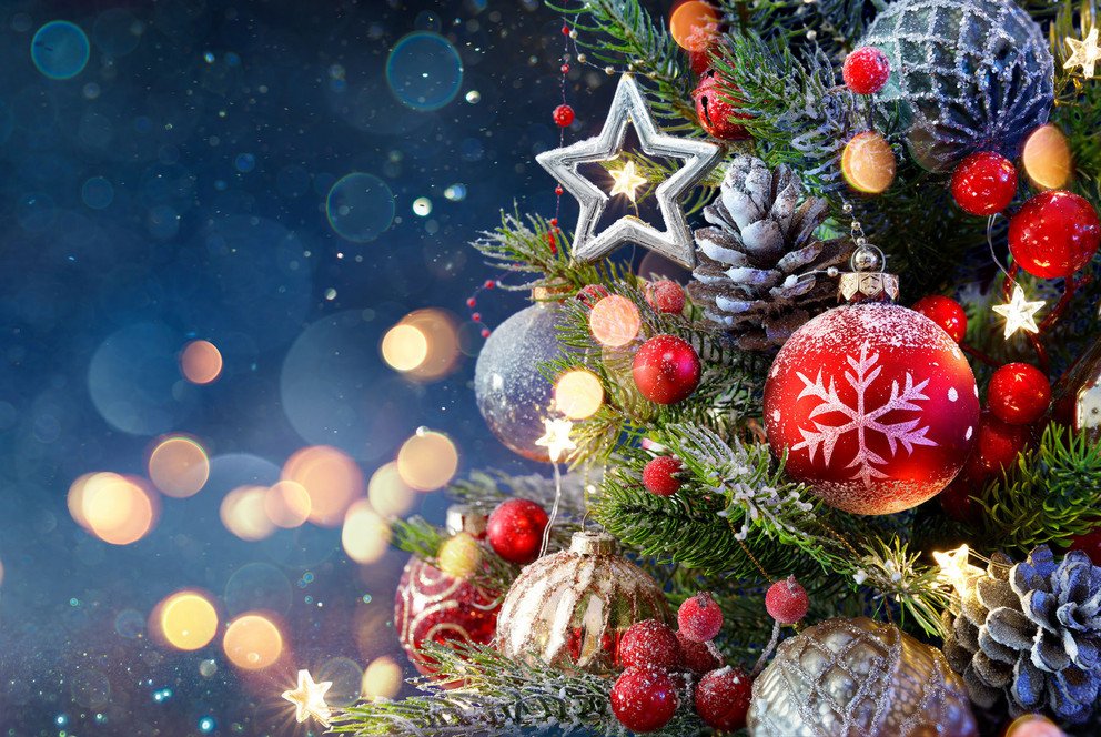 Christmas Tree With Baubles And Blurred Shiny Lights Weihnachtsfeier