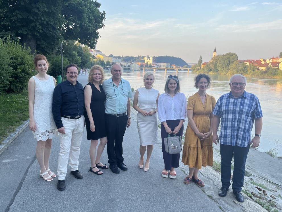v.l.n.r.) Sophia Pöcheim, Dr. Jonas Scharfenberg, Dr. Ariella Levenberg und ihr Partner, Prof. Dr. Christina Hansen, Dr. Kathrin Plank, Eva Rutter, Prof. Dr. Adam Fijalkowski, Foto: Universität Passau