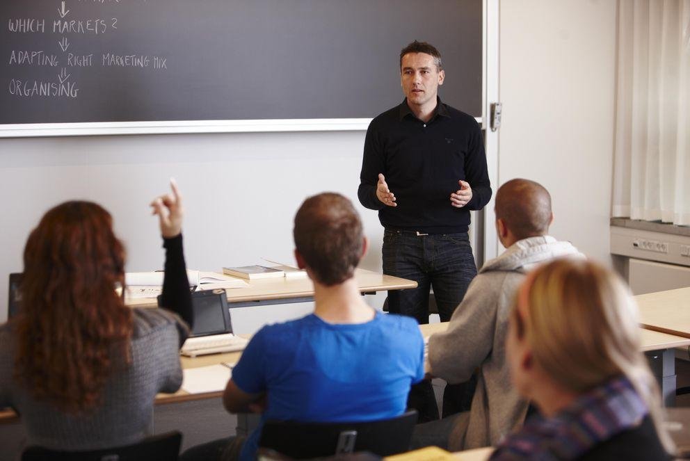 Lehrender vor Studierenden