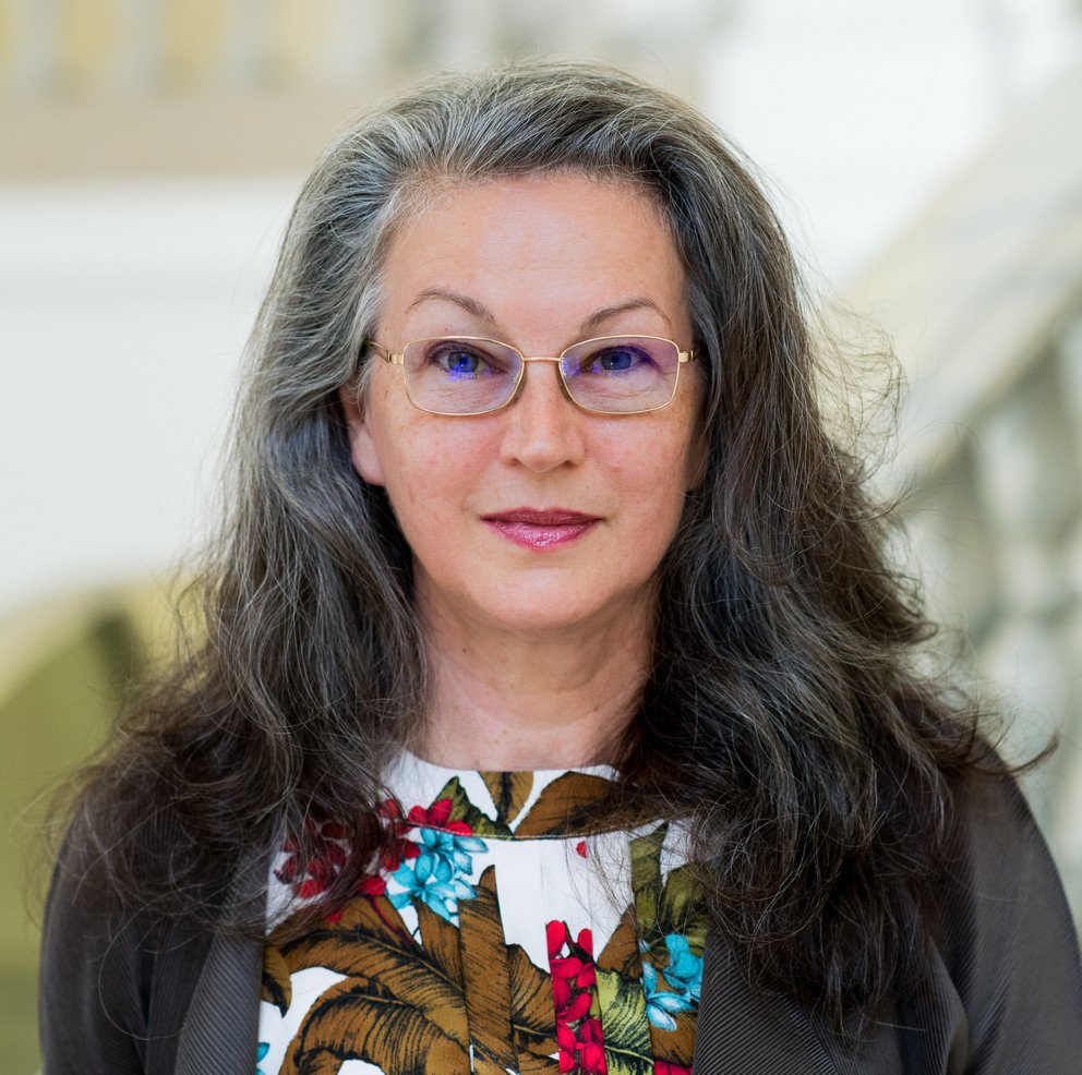 Dr. Teresa Indjein diskutierte mit Teilnehmerinnen des Frauen-Mentoring-Programms mentUP+ der Universität Passau über gute Führung. Foto: Michael Gruber BMEIA