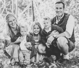 [Translate to Englisch:] Daniela Wenzl mit ihrem Mann und ihren drei Kindern