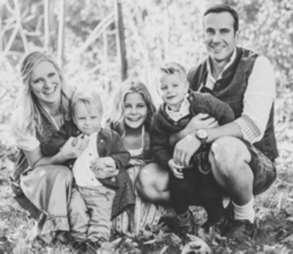 Daniela Wenzl mit ihrem Mann und ihren drei Kindern Daniela Wenzl mit ihrem Mann und ihren drei Kindern