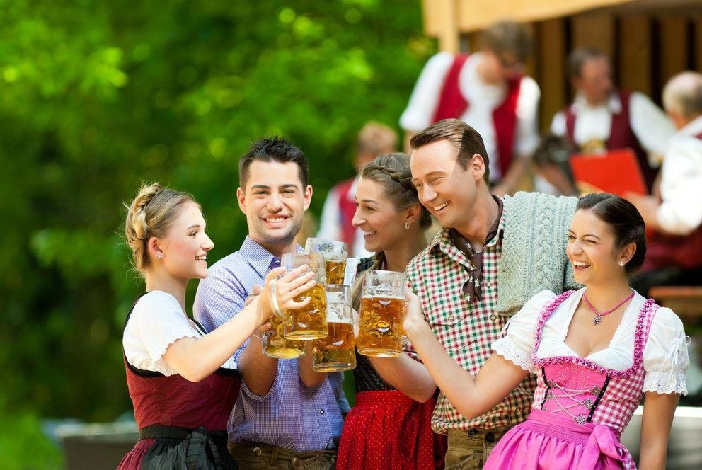 bayrische Feste wie die Maidult Freunde im Biergarten in Tracht