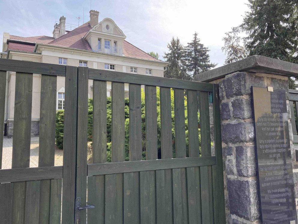 Fotografie pomn&iacute;ku a vily