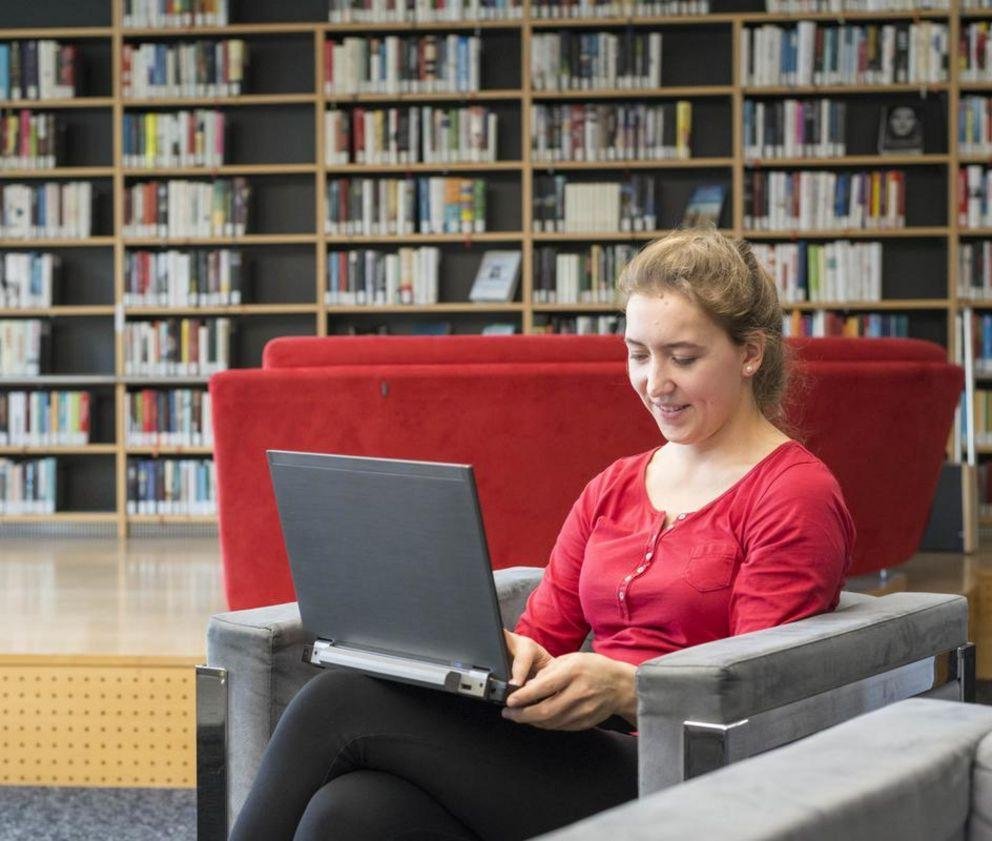 Studentin in Bibliothek