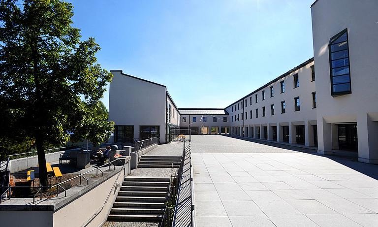 Mensavorplatz und Unibibliothek