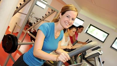 Trainieren im Fitnessstudio: Alleine