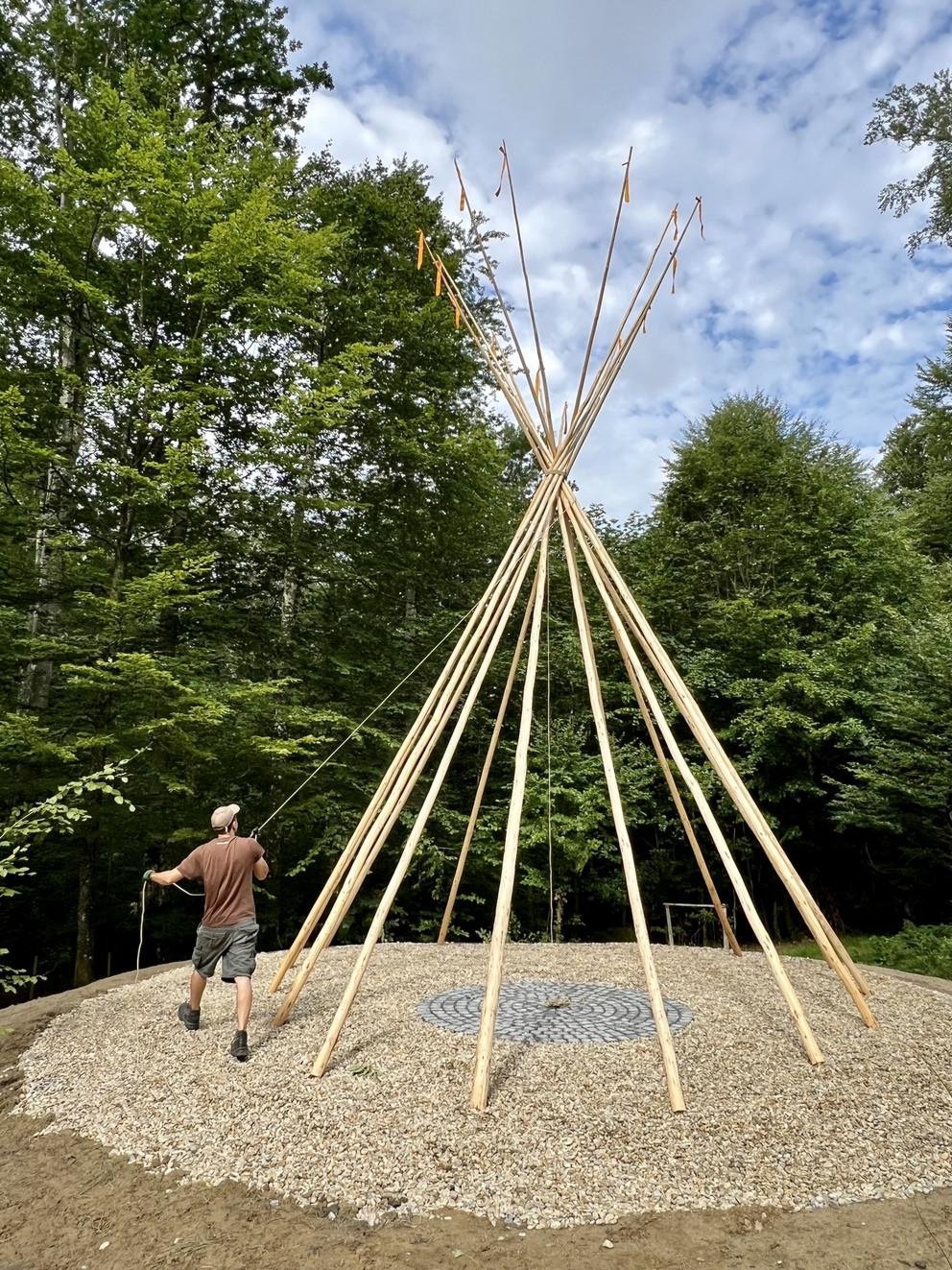 Errichtung des Tipis, Foto: Universität Passau 