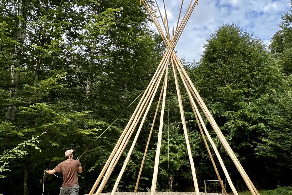 Errichtung des Tipis, Foto: Universität Passau 