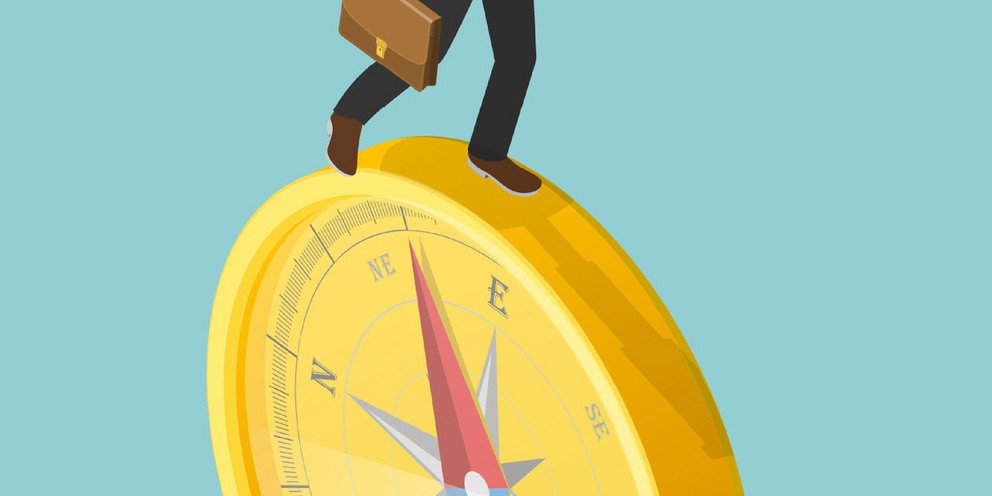 Person mit Fernglas auf Kompass_COLOURBOX67440746