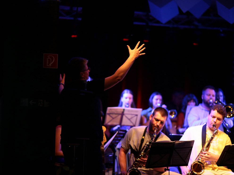 Christiane &Ouml;ttl dirigiert die Uni Big Band Passau