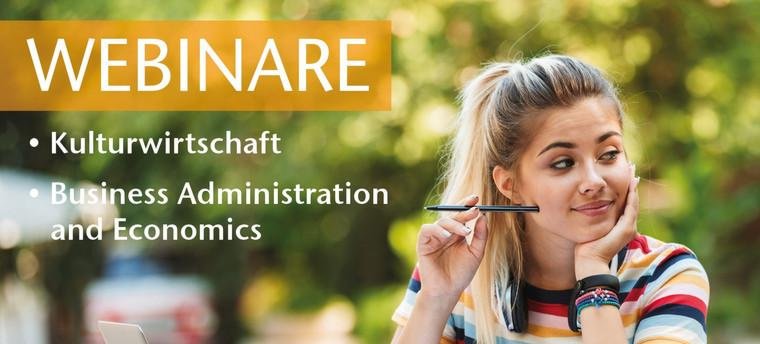 Studentin, die am Webinar teilnimmt