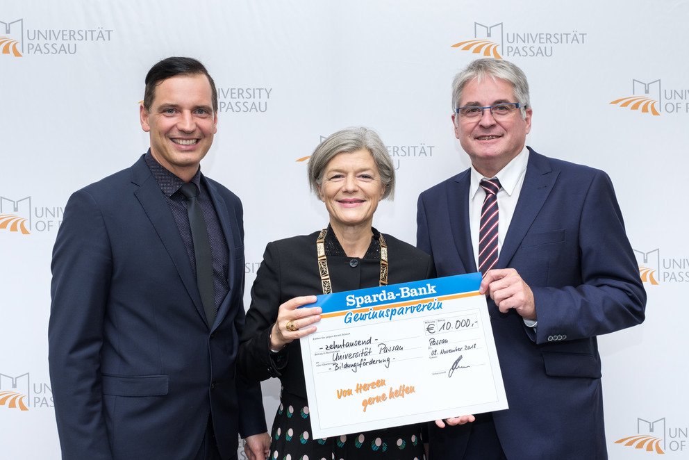 Johannes Lechner, Vorstand der Sparda-Bank Ostbayern eG (rechts), und Andreas Raitner, Leiter der Sparda-Bank-Filiale Passau, &uuml;bergaben im Namen des Gewinnsparvereins den Spendenscheck an Universit&auml;tspr&auml;sidentin Prof. Dr. Carola Jungwirth. Foto: Universit&auml;t Passau