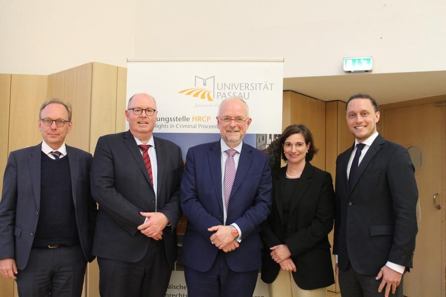 v.l. Dekan der Juristischen Fakultät Prof. Dr. Kai von Lewinski, Prof. Dr. Robert Esser, Dr. Tim Eicke, Vizepräsidentin Prof. Dr. Bettina Noltenius und Dr. Sebastian J Kasper. Foto: Katrin Biermeier  