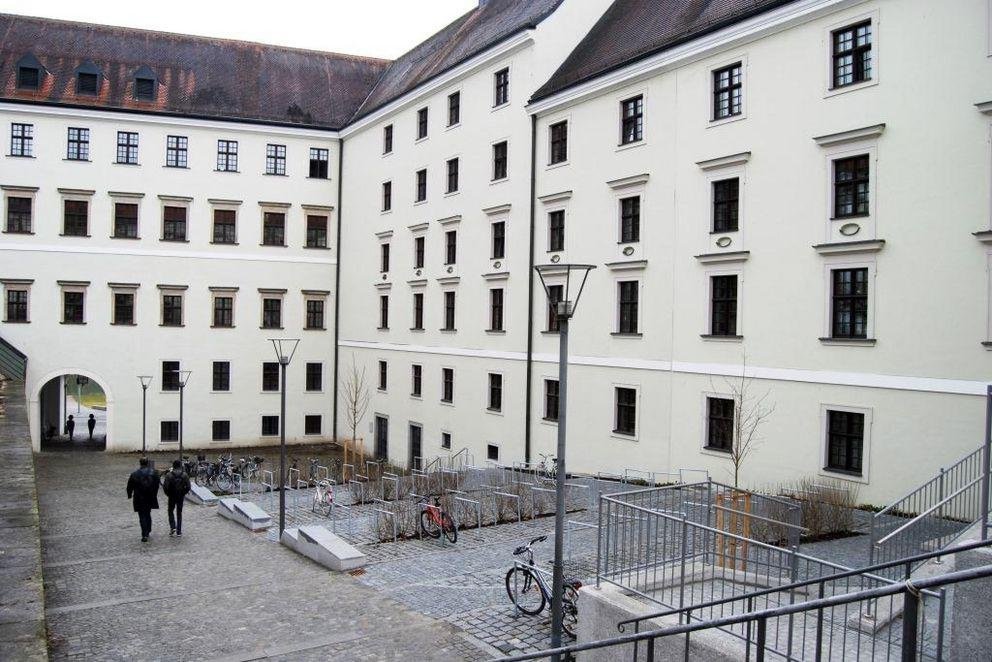 Barrierefreier Aufgang und Fahrradstellflächen im Innenhof des Nikolaklosters Barrierefreier Aufgang und Fahrradstellflächen im Innenhof des Nikolaklosters
