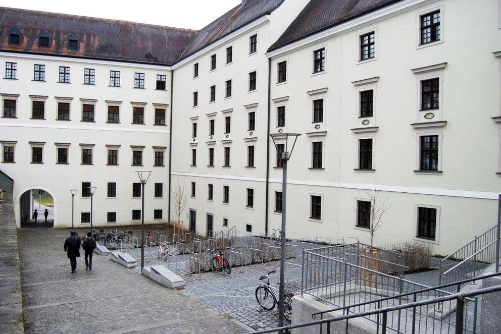 Barrierefreier Aufgang und Fahrradstellflächen im Innenhof des Nikolaklosters