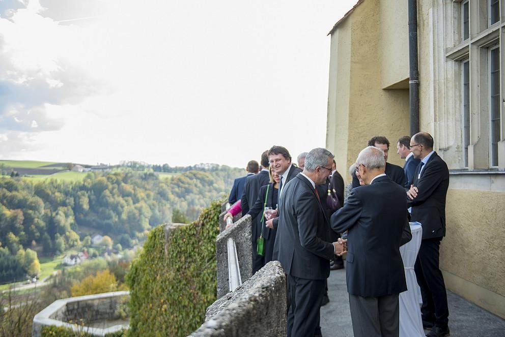 Mitglieder des Neuburger Gesprächskreises im Gespräch
