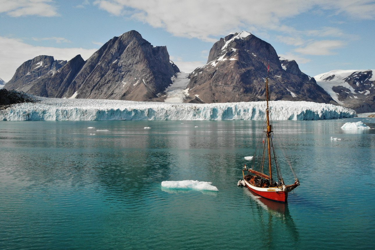 Boot im Wasser in der K&uuml;ste Gr&ouml;nlands