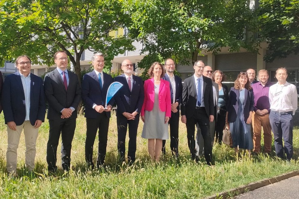 (v. l. n. r.) Ulrich Bartosch, Lionel Brunie, Jan Hendrik Schumann, Philippe Gr&eacute;ciano, Fr&eacute;d&eacute;ric Fotiadu, Jessica Engel, Harald Kosch, Alexander Krebs, Ernesto Damiani, Nadia Bennani, Gabriele Gianini, Florian Wahl, El&ouml;d Egyed-Zsigmond; &copy; INSA Lyon