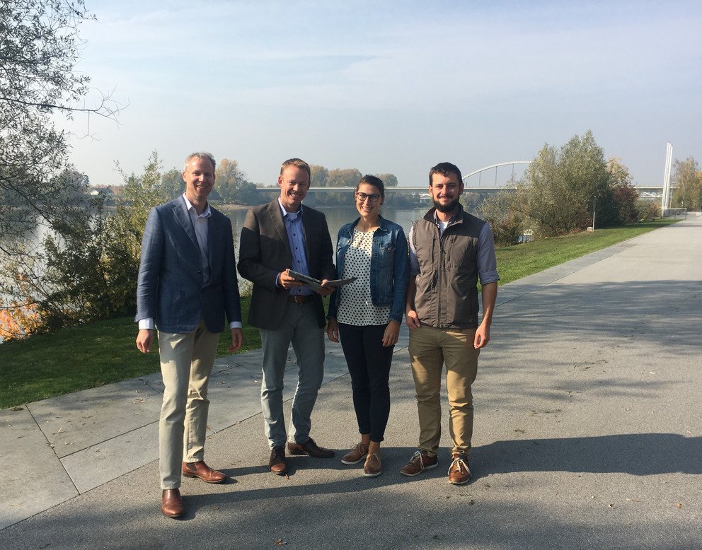 Josef Harasser (von links), Anna Biedersberger, Dr. Stefan Mang (alle CenTouris, Universit&auml;t Passau), Alexander von Poschinger (Tourismusverband Ostbayern e.V.). Foto: CenTouris