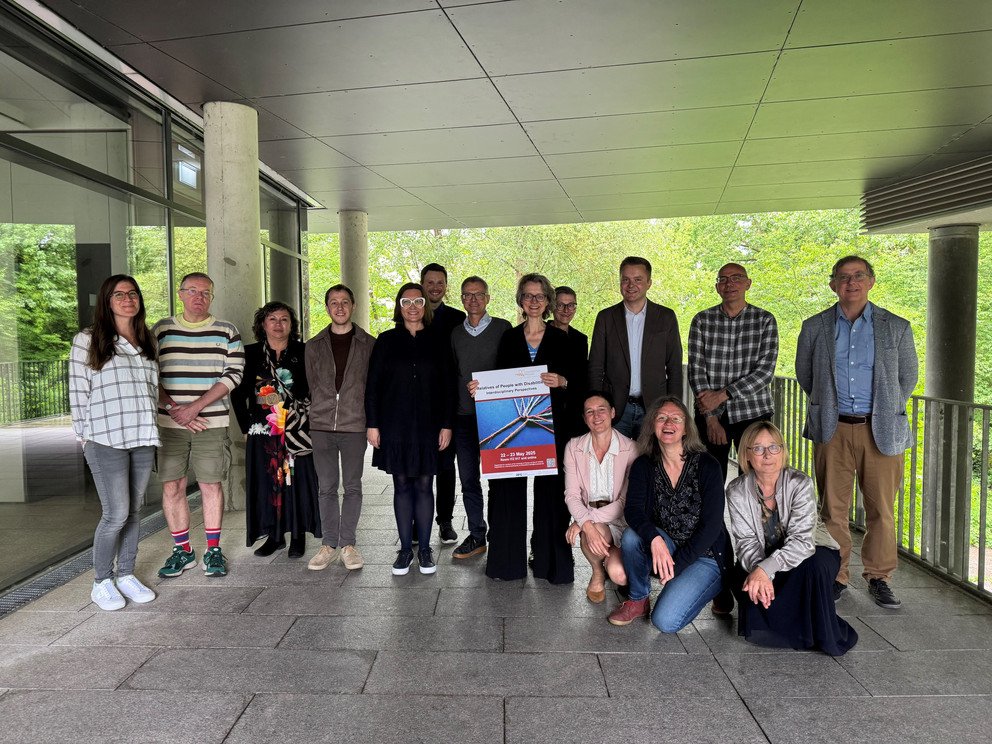 Tagungsteilnehmerinnen und -teilnehmer, in der Mitte (mit Plakat) Prof. Dr. Susanne Hartwig; Foto: Universität Passau