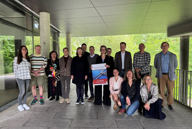 Tagungsteilnehmerinnen und -teilnehmer, in der Mitte (mit Plakat) Prof. Dr. Susanne Hartwig; Foto: Universität Passau