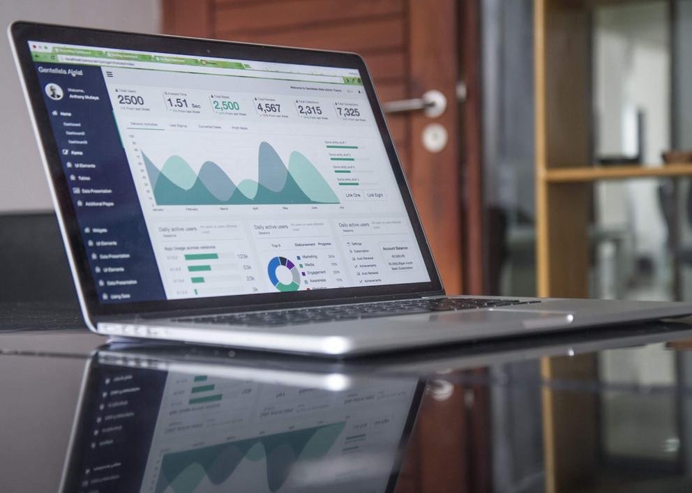 Laptop mit abgebildeten statistischen Daten