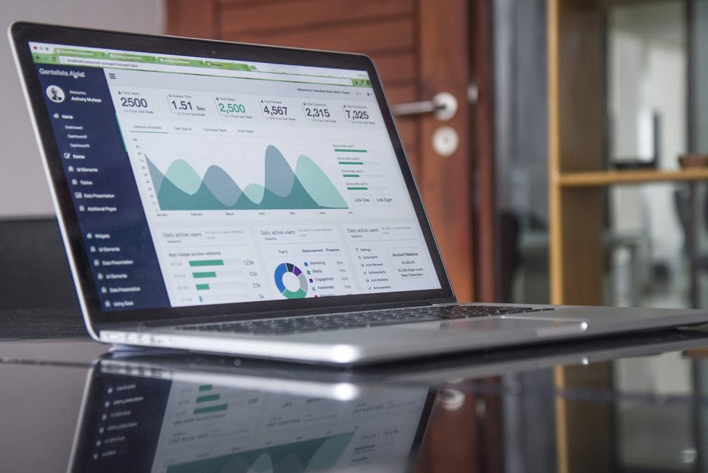 Laptop mit abgebildeten statistischen Daten