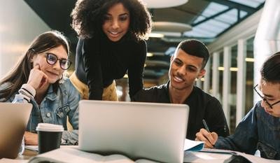 Studierende diskutieren miteinander