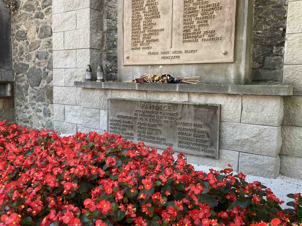 Fotografie pomn&iacute;ku ve Sp&aacute;len&eacute;m lese a společn&eacute;ho hrobu na hřbitově v Klatovech
