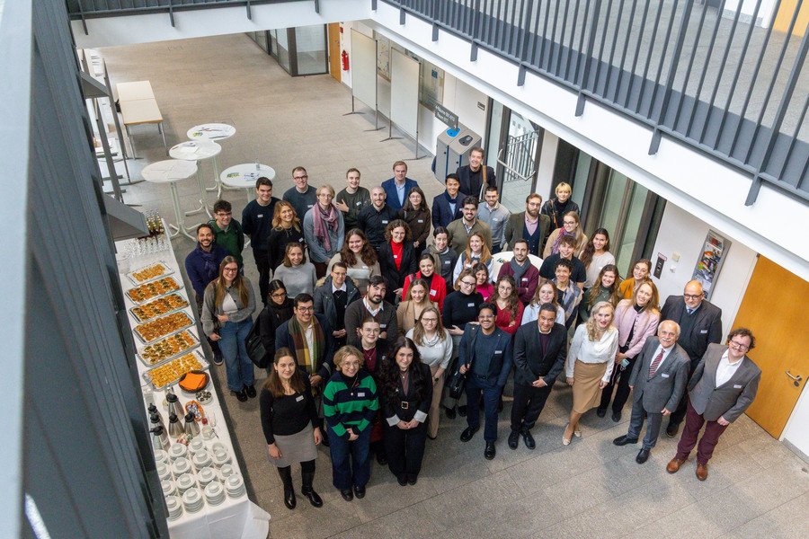 Bild1: Gruppenfoto mit den Teilnehmern des Kooperationsevents der Universit&auml;t Passau und des Internationalen Karlspreises zu Aachen mit den Veranstaltern: Bernd Vincken, Gesch&auml;ftsf&uuml;hrung der Gesch&auml;ftsstelle Internationaler Karlspreis zu Aachen (2. Reihe rechts au&szlig;en; Prof. Dr. Christina Hansen, Vizepr&auml;sidentin f&uuml;r Internationales und Diversity (1. Reihe, 3. v.r.); Dr. J&uuml;rgen Linden, Vorsitzender des Karlspreisdirektoriums (1.Reihe, 2 v.r.), Foto: Universit&auml;t Passau.