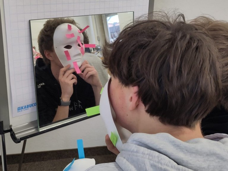 Bei der Maskenübung geht es um Reflexion über Selbst- und Fremdwahrnehmung; Foto: Universität  Passau