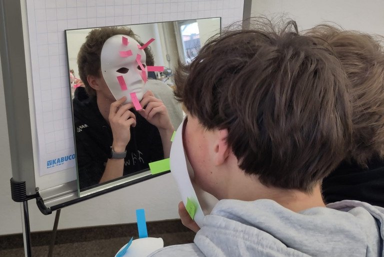 Bei der Masken&uuml;bung geht es um Reflexion &uuml;ber Selbst- und Fremdwahrnehmung; Foto: Universit&auml;t  Passau