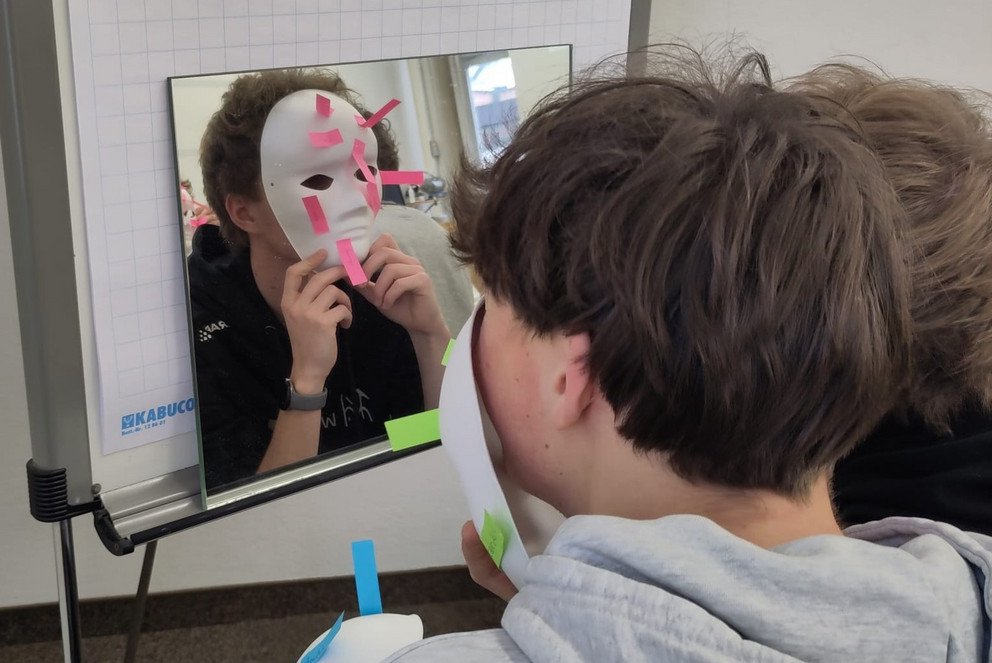 Bei der Masken&uuml;bung geht es um Reflexion &uuml;ber Selbst- und Fremdwahrnehmung; Foto: Universit&auml;t  Passau