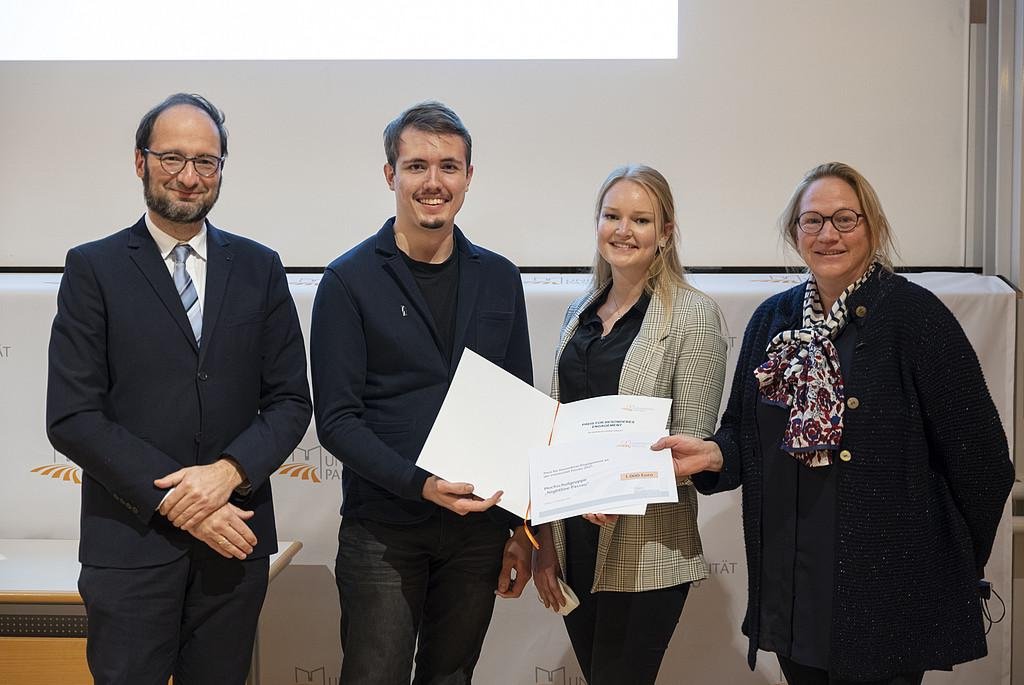 Prof. Dr. Harald Kosch, zwei Mitglieder der Hochschulgruppe Nightline Passau, Tanja Selmayr