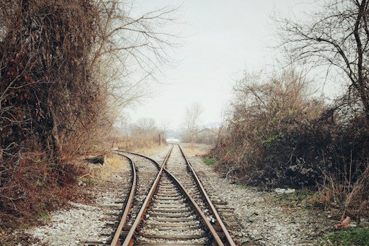 Eisenbahnschienen vor einer Weiche